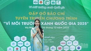 Á hậu Hà Hồng Gấm - Hoa hậu Di sản Áo dài Việt Nam, Đại sứ xanh quốc gia chia sẻ tại hội nghị.