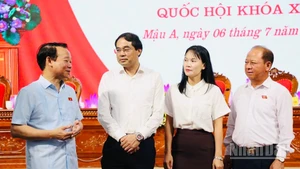 Bộ trưởng Đỗ Đức Duy trao đổi thông tin với các cử tri tỉnh Lào Cai. (Ảnh: THANH SƠN)