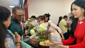 Đoàn đại biểu tham quan và thưởng thức các sản phẩm OCOP tỉnh Ninh Bình.