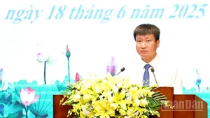 Bí thư Tỉnh ủy Yên Bái Trần Huy Tuấn chúc mừng các nhà báo tại buổi lễ. (Ảnh: THANH SƠN)