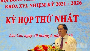 Đồng chí Trịnh Xuân Trường, Bí thư Tỉnh ủy, Chủ tịch HĐND tỉnh Lào Cai phát biểu tại kỳ họp. (Ảnh: THANH SƠN)
