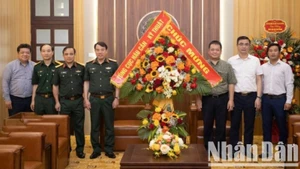 Đoàn đại biểu Tổng cục Hậu cần-Kỹ thuật (Bộ Quốc phòng) do Thiếu tướng Vũ Văn Cường, Phó Chính ủy Tổng cục Hậu cần-Kỹ thuật đến thăm và chúc mừng Báo Nhân Dân. (Ảnh: SƠN TÙNG)