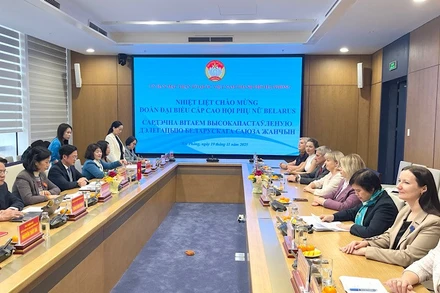 Đồng chí Phạm Văn Lập, Phó Bí thư Thành ủy, Chủ tịch Ủy ban Mặt trận Tổ quốc Việt Nam thành phố Hải Phòng trao đổi với Đoàn đại biểu cấp cao Hội Phụ nữ Cộng hòa Belarus.