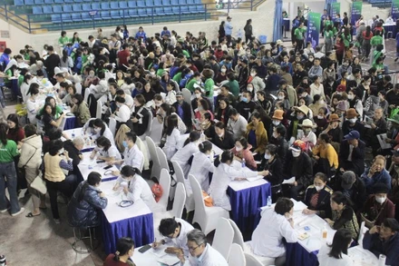 Trong Ngày hội “Sống khỏe mỗi ngày 2025” tại Hải Phòng, hơn 1.000 người dân thành phố đã được khám sức khỏe và sàng lọc bệnh tiêu hóa miễn phí. (Ảnh: HOÀNG HẰNG)