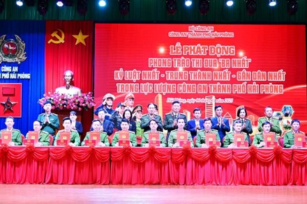 Đại diện các đơn vị Công an thuộc Công an thành phố Hải Phòng ký giao ước thi đua "Ba nhất". (Ảnh: Công an Hải Phòng)