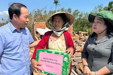 Đồng chí Lê Tiến Châu, Ủy viên Trung ương Đảng, Bí thư Thành ủy, Trưởng Đoàn đại biểu Quốc hội thành phố Hải Phòng thăm, trao quà hỗ trợ động viên người dân tỉnh Đắk Lắk bị thiệt hại do bão số 13. (Ảnh chụp ngày 14/11)