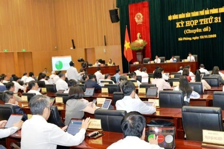 Các đại biểu Hội đồng nhân dân thành phố Hải Phòng khóa XVI biểu quyết thông qua các nghị quyết tại kỳ họp thứ 31.