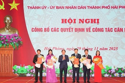 Bí thư Thành ủy Hải Phòng Lê Tiến Châu trao các quyết định của Ban Thường vụ Thành ủy Hải Phòng cho các đồng chí được phân công, điều động, bổ nhiệm.
