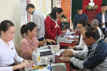 Xã Kiến Hải (Hải Phòng) phối hợp Ban Quản lý dự án khu vực Kiến Thụy tổ chức chi trả kinh phí giải phóng mặt bằng phục vụ Dự án đầu tư xây dựng tuyến đường sắt Lào Cai-Hà Nội-Hải Phòng. (Ảnh: HỒNG NHUNG)