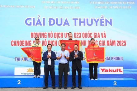 Ban tổ chức trao cờ nhất, nhì, ba toàn đoàn cho các đội tuyển.