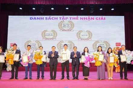 Ban tổ chức Cuộc thi “Tìm hiểu pháp luật trực tuyến năm 2025” trên địa bàn thành phố Hải Phòng trao giấy chứng nhận cho các tập thể xuất sắc nhất cuộc thi.