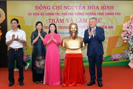 Phó Thủ tướng Thường trực Chính phủ Nguyễn Hòa Bình tặng Trường trung học phổ thông Kiến An bức tượng chân dung Chủ tịch Hồ Chí Minh. (Ảnh: PHAN TUẤN)