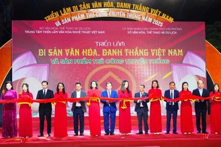 Các đại biểu thực hiện nghi thức khai mạc Triển lãm.