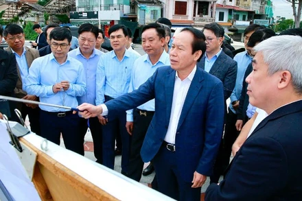 Đồng chí Bí thư Thành ủy Hải Phòng Lê Tiến Châu kiểm tra tiến độ thực hiện các dự án: Phát triển thành phố Hải Phòng thích ứng với biến đổi khí hậu và các dự án chỉnh trang đô thị khu vực trung tâm thành phố. 