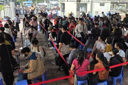 Người dân xếp hàng nộp hồ sơ mua nhà ở xã hội tại Hà Nội (Ảnh: MINH VÂN)