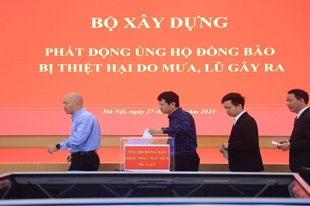 Cán bộ, viên chức, người lao động Bộ Xây dựng quyên góp ủng hộ đồng bào bão lũ. (Ảnh: Thanh Hương)