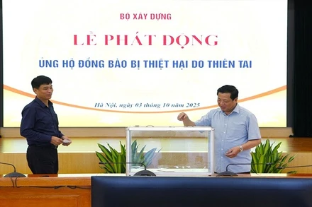 Bộ trưởng Xây dựng Trần Hồng Minh và Thứ trưởng Xây dựng Phạm Minh Hà quyên góp ủng hộ đồng bào bị thiệt hại do thiên tai. (Ảnh: DỊCH PHONG)