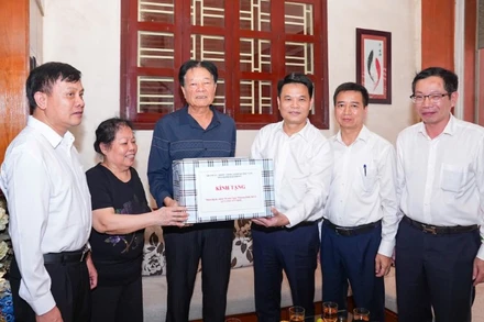 Đồng chí Lê Ngọc Châu, Chủ tịch Ủy ban nhân dân thành phố Hải Phòng thăm, tặng quà thương binh hạng 1/4 Vũ Văn Bình ở phường Lê Chân (Hải Phòng). 