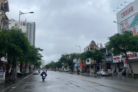 Nhà dân, cơ sở kinh doanh đóng cửa phòng tránh bão số 3 theo khuyến cáo của chính quyền thành phố Hải Phòng.