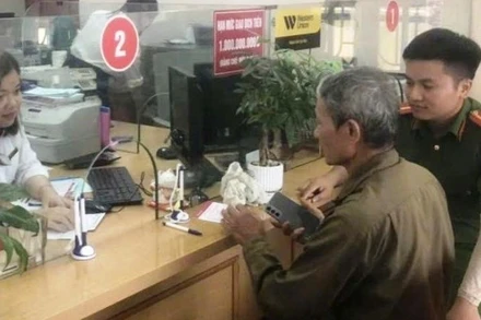 Công an xã Vĩnh Lại (Hải Phòng) có mặt tại Phòng giao dịch Agribank Cầu Ràm, ngăn chặn thành công vụ giả danh Công an lừa đảo chiếm đoạt 260 triệu đồng.