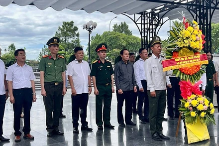 Đoàn công tác của thành phố Hải Phòng do đồng chí Bí thư Thành ủy Lê Tiến Châu làm Trưởng đoàn dâng hoa, dâng hương tại Quảng Trị.