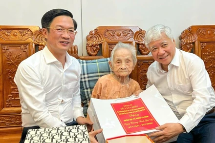 Đồng chí Đỗ Văn Chiến thăm, tặng quà Mẹ Việt Nam Anh hùng Nguyễn Thị Dấng ở phường Kiến An (Hải Phòng). (Ảnh: ĐÀM THANH)