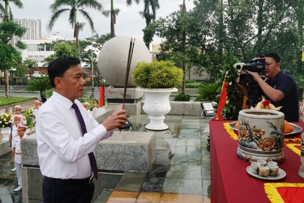 Đồng chí Trần Cẩm Tú, Ủy viên Bộ Chính trị, Thường trực Ban Bí thư dâng hương tưởng niệm các Anh hùng liệt sĩ tại Đài tưởng niệm các Anh hùng liệt sĩ thành phố Hải Phòng. (Ảnh: XUÂN TRƯỜNG)