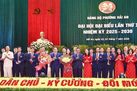 Đồng chí Trần Cẩm Tú, Ủy viên Bộ Chính trị, Thường trực Ban Bí thư và đồng chí Lê Tiến Châu, Ủy viên Trung ương Đảng, Bí thư Thành ủy Hải Phòng chúc mừng Ban Chấp hành Đảng bộ phường Hải An, nhiệm kỳ 2025-2030. (Ảnh: XUÂN TRƯỜNG)