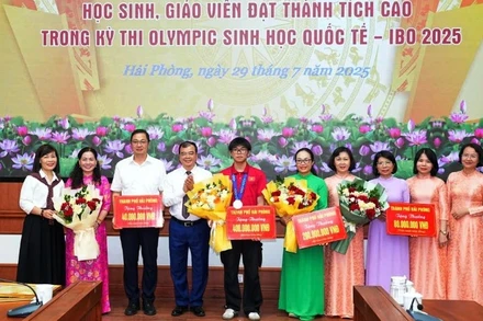 Lãnh đạo Ủy ban nhân dân thành phố Hải Phòng khen thưởng các tập thể, cá nhân Trường trung học phổ thông chuyên Trần Phú (Hải Phòng).