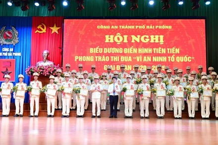 Các điển hình tiên tiến phong trào thi đua “Vì an ninh Tổ quốc” và phong trào “Toàn dân bảo vệ an ninh Tổ quốc” giai đoạn 2020-2025 được khen thưởng. (Ảnh: Công an Hải Phòng)