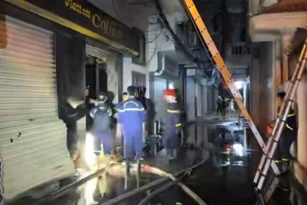 Các lực lượng kịp thời chữa cháy nhà dân, cứu thoát 5 người ở phường Gia Viên, Hải Phòng. (Ảnh: Người dân cung cấp)