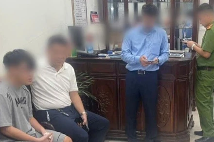 Lực lượng chức năng đưa cháu N.T.A ở phường Tân Hưng (Hải Phòng) về nhà an toàn. (Ảnh Công an thành phố Hải Phòng)