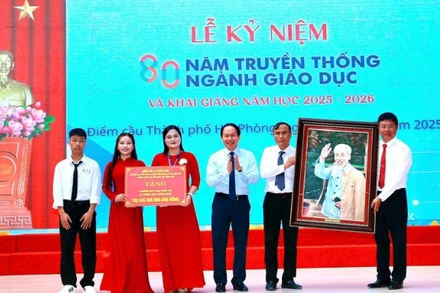 Dịp này, đồng chí Lê Tiến Châu, Bí thư Thành ủy Hải Phòng trao quà là phòng học thông minh trị giá 300 triệu đồng tặng thầy và trò Trường trung học phổ thông Mạc Đĩnh Chi. (Ảnh: DUY THÍNH)