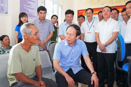 Đồng chí Bí thư Thành ủy Hải Phòng Lê Tiến Châu trò chuyện với người dân tại Trung tâm Phục vụ hành chính công xã Vĩnh Hải. (Ảnh: ĐÀM THANH)