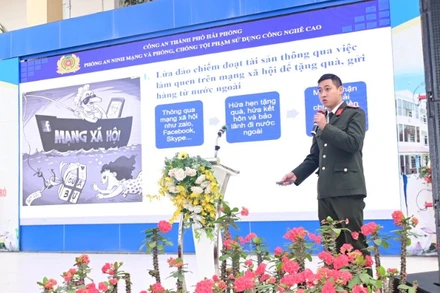 Cán bộ Phòng An ninh mạng và phòng, chống tội phạm sử dụng công nghệ cao Công an Thành phố Hải Phòng tuyên truyền phòng chống tội phạm trên không gian mạng. (Ảnh Công an Thành phố Hải Phòng)