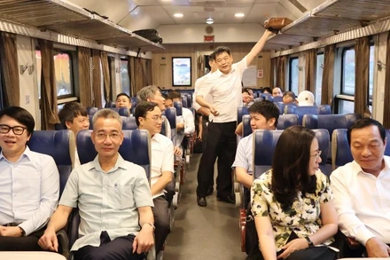 Cán bộ, công chức, viên chức, người lao động đi chuyến tàu HP15 từ phía tây sang trung tâm thành phố Hải Phòng để làm việc. (Ảnh: Cổng TTĐT Hải Phòng)