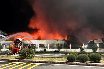 Phòng Cảnh sát Phòng cháy, chữa cháy và Cứu nạn cứu hộ Công an thành phố Hải Phòng triển khai đội hình chữa cháy. (Ảnh: Công an Hải Phòng)