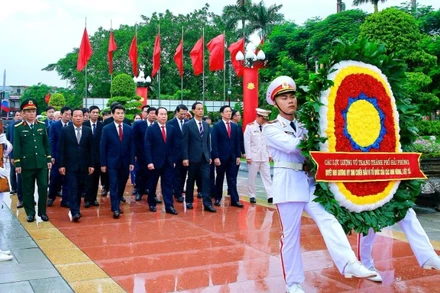 Đoàn đại biểu dâng hương viếng các Anh hùng liệt sĩ tại Đài tưởng niệm các Anh hùng liệt sĩ thành phố. (Ảnh: Duy Thính)
