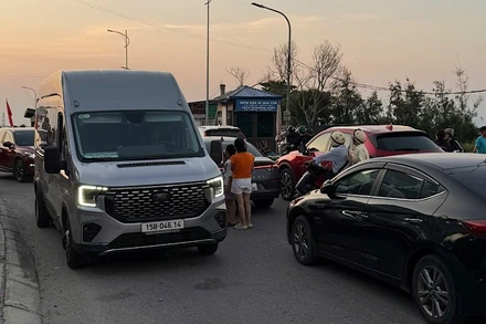 Các phương tiện không thể lên phà rời Cát Bà chiều ngày 7/9. (Ảnh du khách cung cấp)