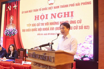 Các ứng cử viên đại biểu Quốc hội khóa XVI tiếp xúc cử tri tại đơn vị bầu cử số 2 thành phố Hải Phòng.