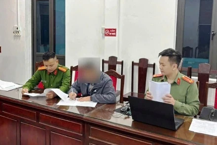 Phòng An ninh mạng và phòng chống tội phạm sử dụng công nghệ cao Công an thành phố Hải Phòng xử phạt trường hợp đăng tải bình luận xuyên tạc, xúc phạm lãnh đạo thành phố trên không gian mạng. (Ảnh: Công an Hải Phòng)