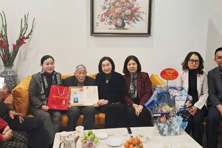 Lãnh đạo phường Hồng Bàng (Hải Phòng) thăm chúc thọ cụ ông 100 tuổi trên địa bàn.