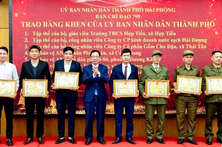 Phó Chủ tịch Ủy ban nhân dân thành phố Hải Phòng Vũ Tiến Phụng trao Bằng khen của Chủ tịch Ủy ban nhân dân thành phố cho các tập thể, cá nhân có thành tích xuất sắc trong công tác phòng chống tội phạm, tệ nạn xã hội và xây dựng phong trào toàn dân bảo vệ an ninh Tổ quốc năm 2025.
