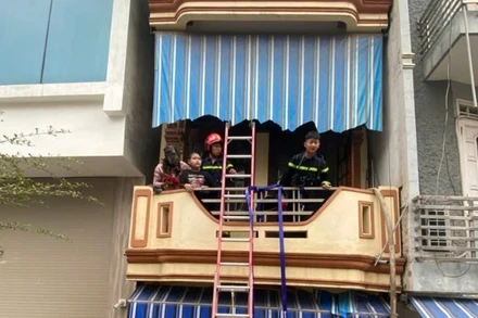 Lực lượng chức năng triển khai chữa cháy và kịp thời cứu được 2 người ra ngoài an toàn.