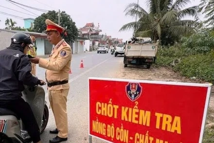 Cảnh sát giao thông Công an Hải Phòng lập chốt kiểm tra nồng độ cồn-chất ma túy dịp Tết Nguyên đán Bính Ngọ 2026.