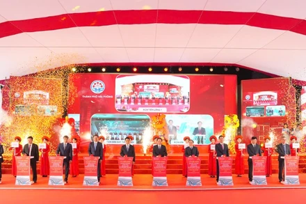 Các đại biểu thực hiện nghi thức khởi công Dự án đầu tư xây dựng và kinh doanh kết cấu hạ tầng Khu công nghiệp Tiên Lãng 1.