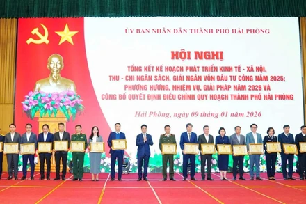 Chủ tịch Ủy ban nhân dân thành phố Hải Phòng Lê Ngọc Châu khen thưởng các tập thể, cá nhân hoàn thành xuất sắc nhiệm vụ năm 2025.