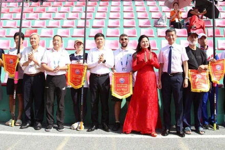 Đại diện lãnh đạo thành phố Hải Phòng và Ban tổ chức giải trao cờ lưu niệm cho các đội tuyển.