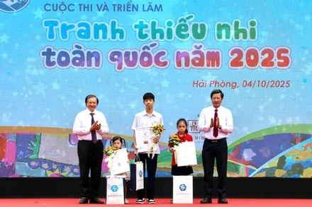Thứ trưởng Văn hóa, Thể thao và Du lịch Tạ Quang Đông và Phó Chủ tịch Thường trực Ủy ban nhân dân thành phố Hải Phòng Lê Anh Quân trao giải nhất cho các tác giả nhỏ tuổi.