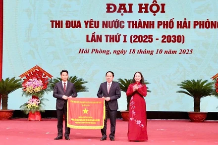 Tại Đại hội, Phó Chủ tịch nước Võ Thị Ánh Xuân trao Cờ thi đua của Chính phủ cho thành phố Hải Phòng.